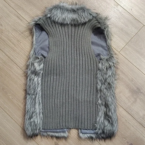 Ladies Fur Vest,  Size Small,  Ladies Jackets and Winter Wear - Picture 7 of 7